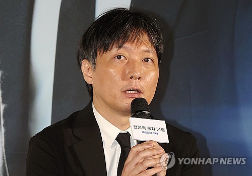 (서울=연합뉴스) 이재희 기자 = 김병우 감독이 17일 서울 광진구 롯데시네마 건대입구점에서 열린 영화 '전지적 독자 시점' 제작보고회에서 인사말을 하고 있다. 2025.6.17 scape@yna.co.kr