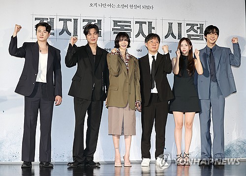 (서울=연합뉴스) 이재희 기자 = 배우 신승호(왼쪽부터), 이민호, 나나, 김병우 감독, 배우 채수빈, 안효섭이 17일 서울 광진구 롯데시네마 건대입구점에서 열린 영화 '전지적 독자 시점' 제작보고회에서 포즈를 취하고 있다. 2025.6.17 scape@yna.co.kr