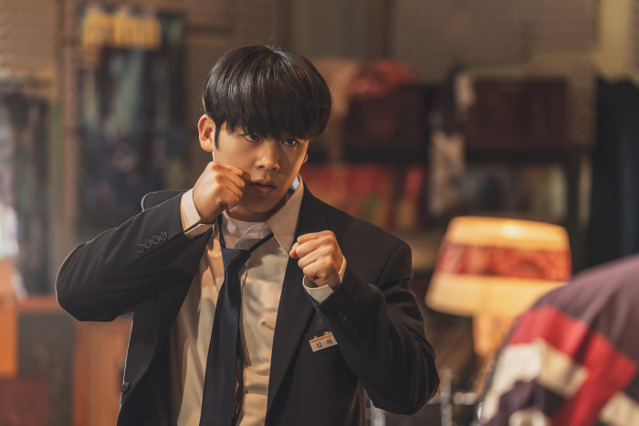 이정하 맨손 액션 통했다..'ONE' 웨이브 18일 연속 유료가입자수 견…