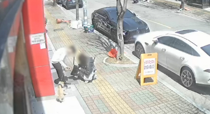 강아지가 끌고 다닌 의자, 차량 1000만원 손해…견주는 뻔뻔 