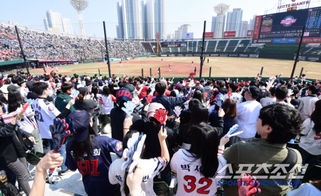 24경기 연속 기록, 우리가 깬다...롯데-한화 매진 전쟁도 뜨겁다, 부산이 새 역사 창조?