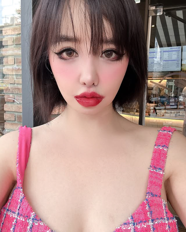 박봄, 번진 입술·아이라인까지..여전한 '파격 메이크업'