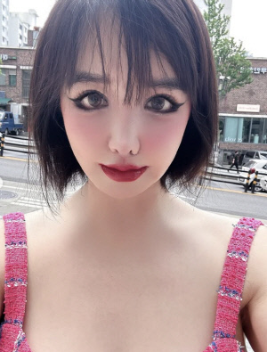 박봄, 오버립 넘어 조커 메이크업…배경 휘었는데 필터 아니라고?[SCin스타]