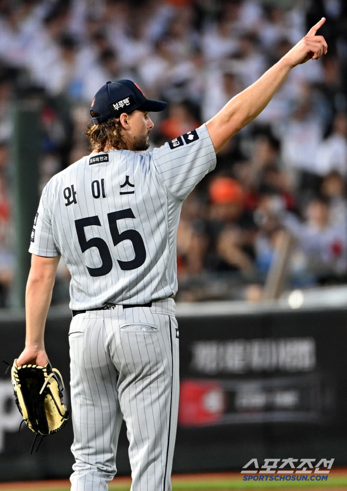 '이게 1등 팀의 압도적 힘이다' 와이스 8이닝 압살-안치홍 결승 스리런...'미친 기세' 한화, 롯데 꺾고 파죽의 5연승 