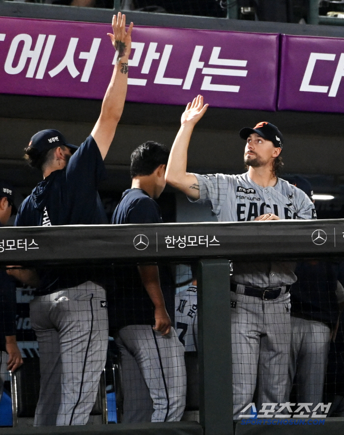 [포토] 폰세 축하 받는 와이스, 멋진 투구였어