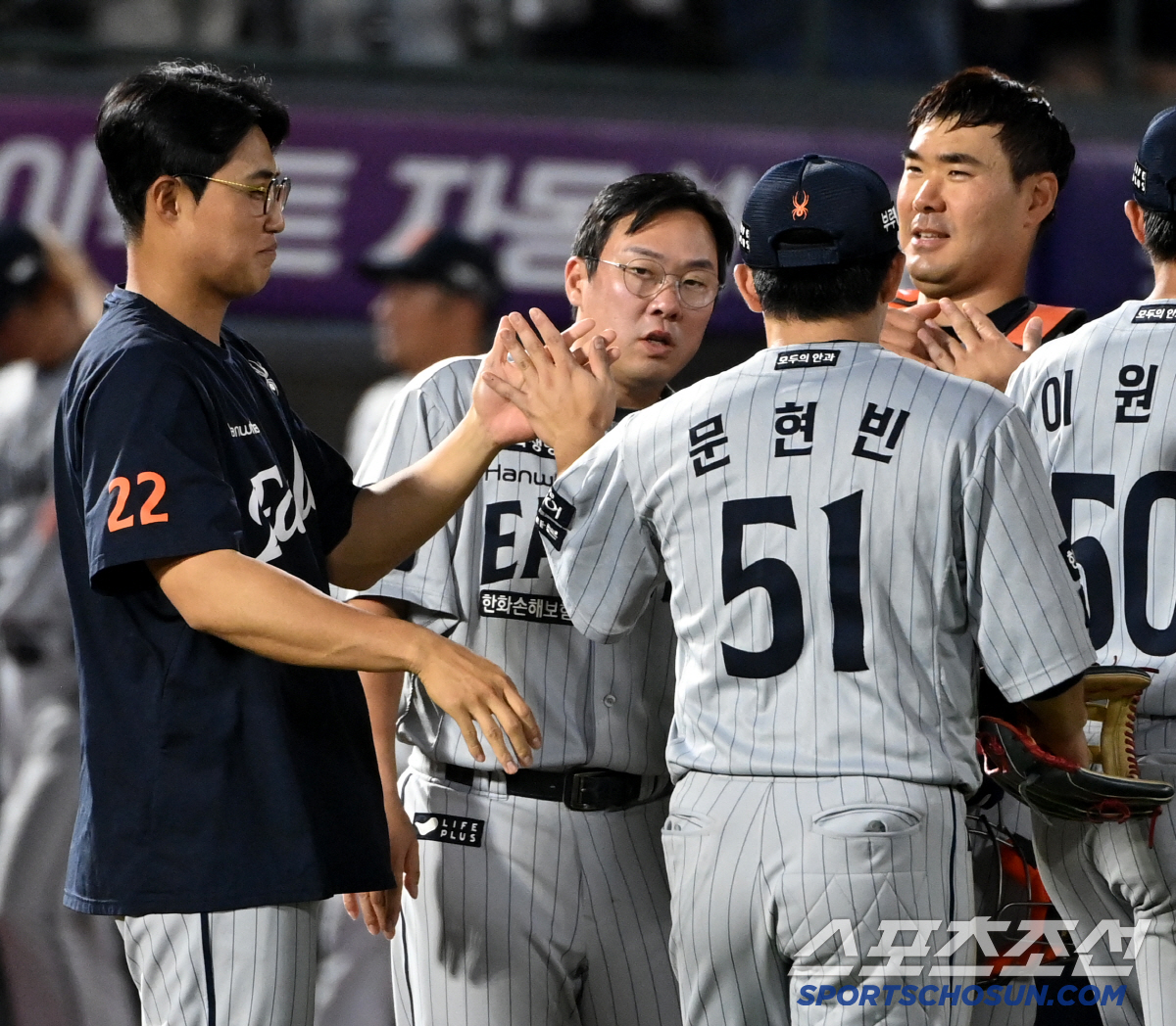 '안경'치홍의 시즌 첫 손맛, 홈런 확신하며 빠던→친정팀 상대 결승 스리…
