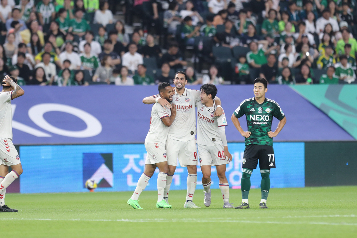 [전주 리뷰]'0:2→3:2' 이것이 선두의 저력! 전북, 수원FC에 극…