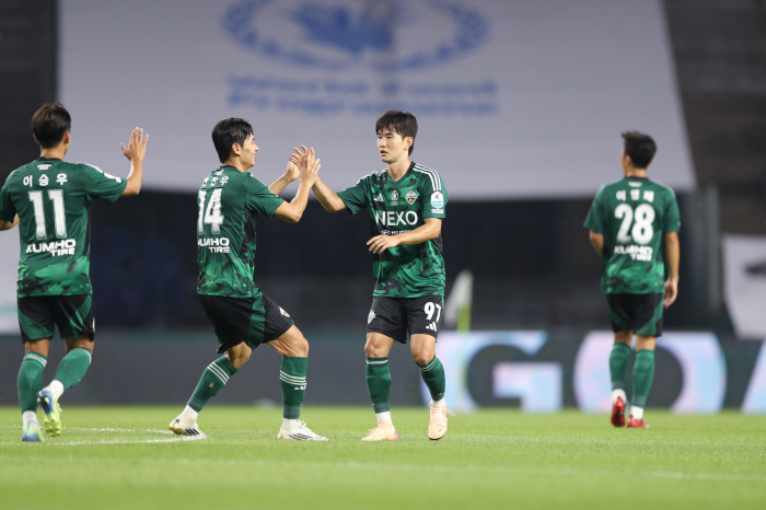 [전주 리뷰]'0:2→3:2' 이것이 선두의 저력! 전북, 수원FC에 극…