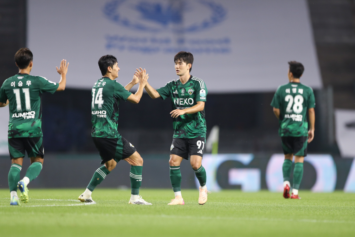 [전주 리뷰]'0:2→3:2' 이것이 선두의 저력! 전북, 수원FC에 극…