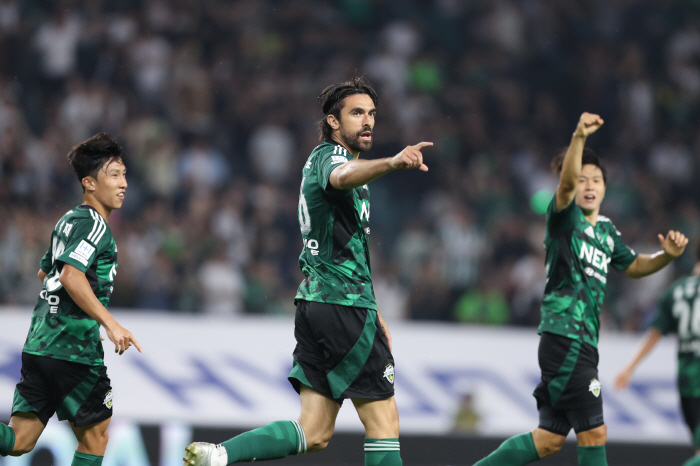 [전주 리뷰]'0:2→3:2' 이것이 선두의 저력! 전북, 수원FC에 극…