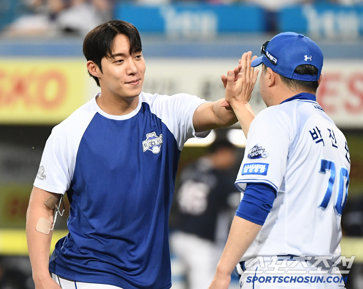 대승 거둔 박진만 삼성 감독, 싱글벙글 "역시 에이스는 든든해"