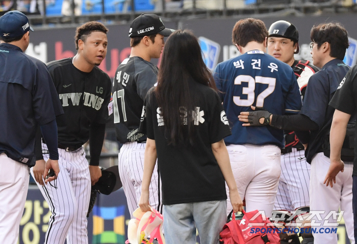 '검투사 헬멧 덕분인가.' 헤드샷에 광대 부은 박건우 X-레이 검진에서 …