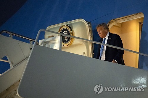 "`G7 조기귀국` 트럼프, 백악관 상황실서 국가안보팀과 회의"