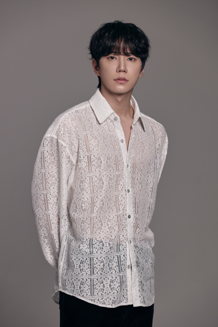 '폭싹' 영범이 맞아? 이준영, 시스루 셔츠 입고…달라진 눈빛