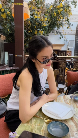 송혜교, 확 달라진 분위기..헤어 피스로 완성한 레전드 스타일링