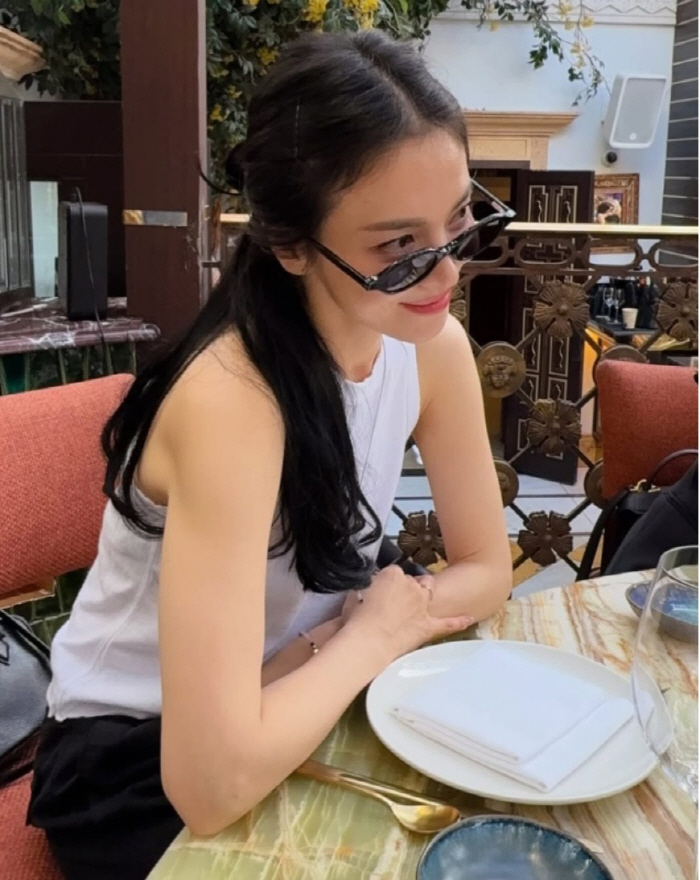 [SCin스타] 송혜교, 마드리드서 전한 근황…긴 머리 분위기 반전됐다
