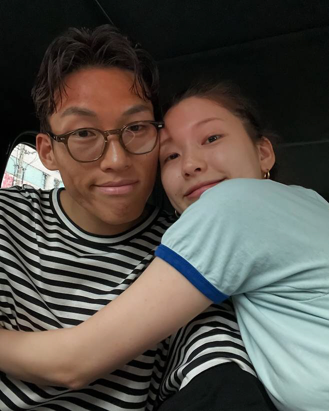김진경, ♥김승규와 신혼 일상 뜨겁네…무더위에도 '찰싹' 붙었다[SCin…