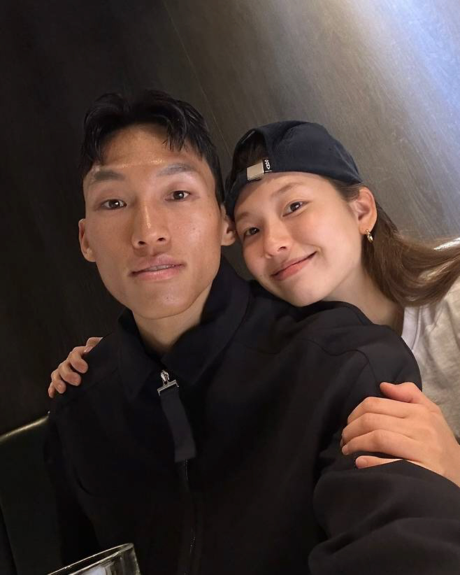 김진경, ♥김승규와 신혼 일상 뜨겁네…무더위에도 '찰싹' 붙었다[SCin…