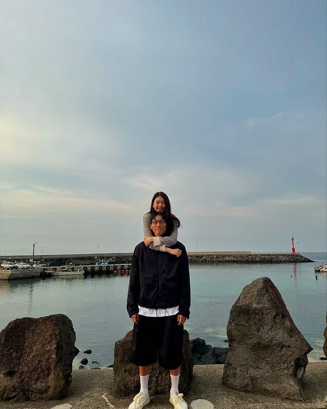 김진경, ♥김승규와 신혼 일상 뜨겁네…무더위에도 '찰싹' 붙었다[SCin…