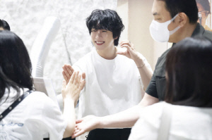 日 팬미팅서 눈물 보인 채종협, 하이터치로 1년 팬사랑 보답 “진심 전하고파”