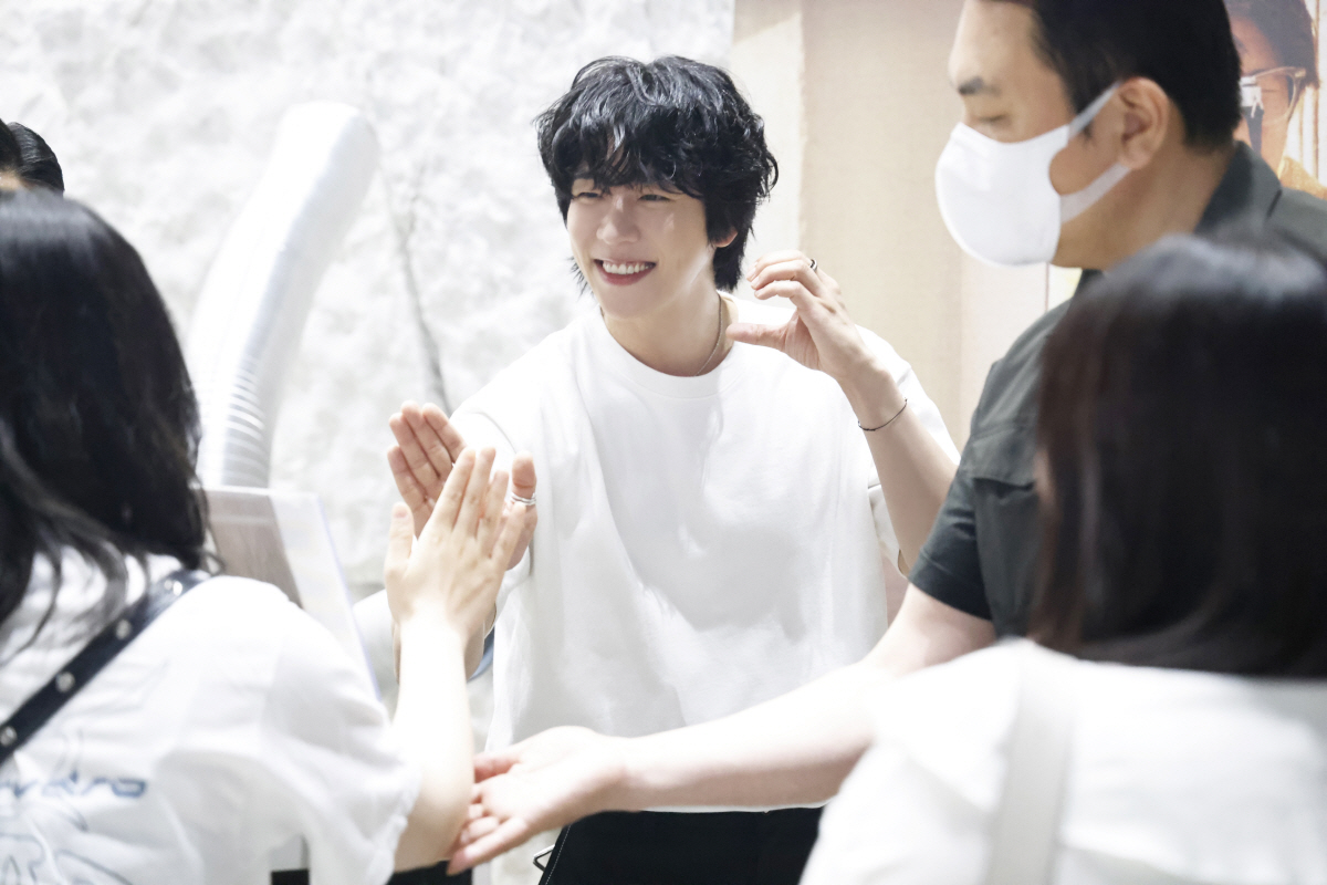 日 팬미팅서 눈물 보인 채종협, 하이터치로 1년 팬사랑 보답 “진심 전하…