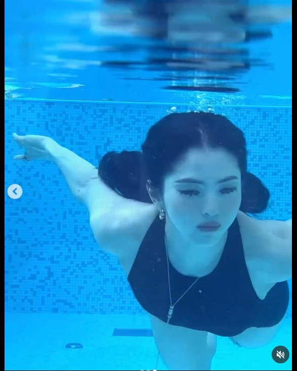 한소희, 수영장 속 인어로 변신…'물속에서도 화보 장인'