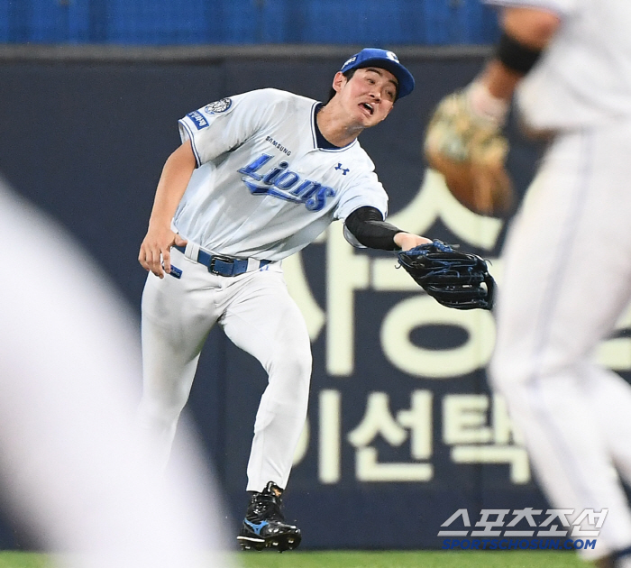[포토] 구자욱, 동점타에 이어 호수비