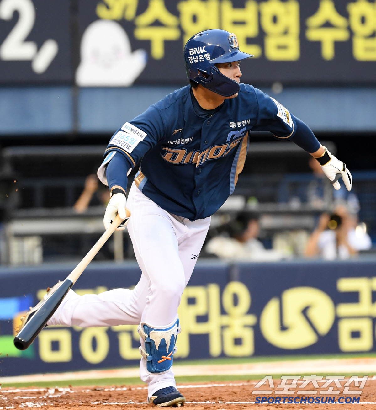 '고승완 데뷔 첫 안타 볼 정성껏 닦아 건넨 치리노스'...야구가 낭만인…