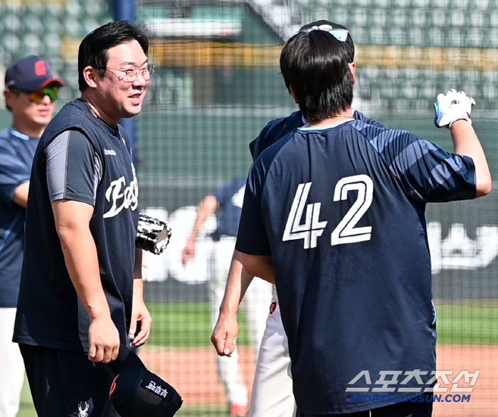 '안경선배' 안치홍, 정보근 이야기에 흐뭇한 미소...'시즌 첫 홈런의 …