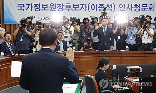 이종석 청문회 공방…野 "대남연락소 전락 걱정" 與 "사과하라"