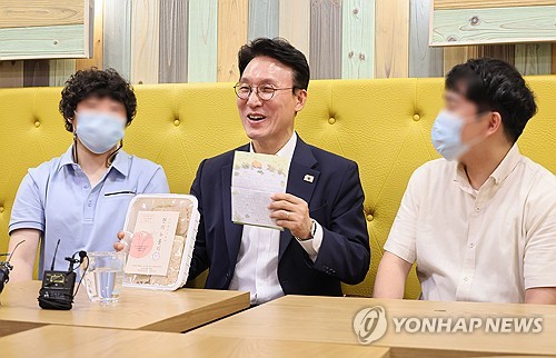 김민석, 발달장애인 일터 방문…"정책 사각지대 발굴·해소해야"