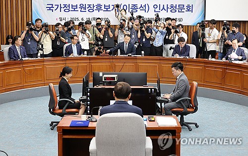 이종석 청문회 공방…野 "北연락소 전락 걱정" 與 "사과하라"(종합)