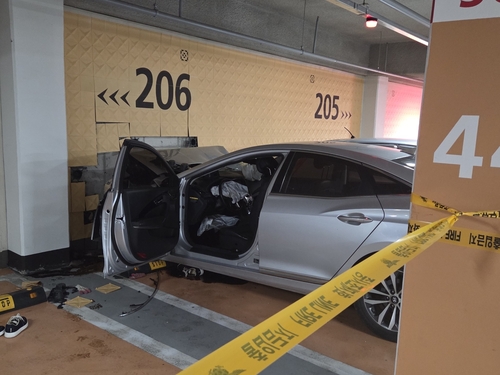 세종시 아파트 주차장서 차량이 벽 들이받아…2명 숨져