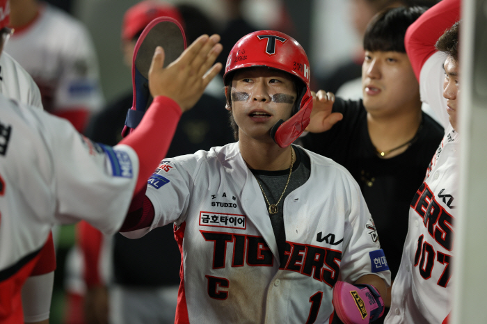 "진짜 이 악물었죠" FA 대어 다치면 어쩌려고, 헤드퍼스트 슬라이딩에 …
