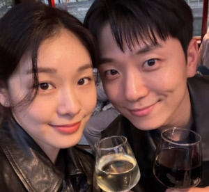 고우림♥김연아, 부부셀카 첫 공개 