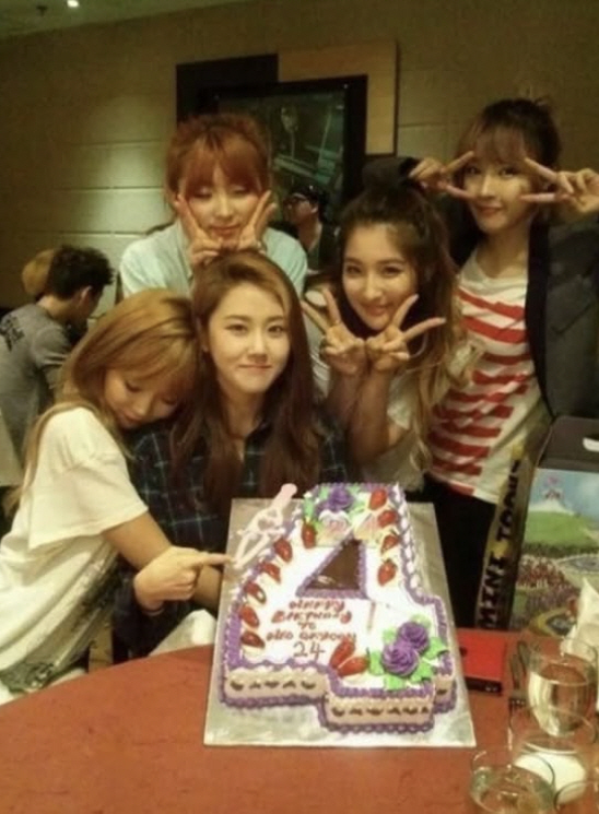 현아 불화설 9년만 끝…포미닛, 데뷔 16주년 꽃다발로 화해→재결합 시그…