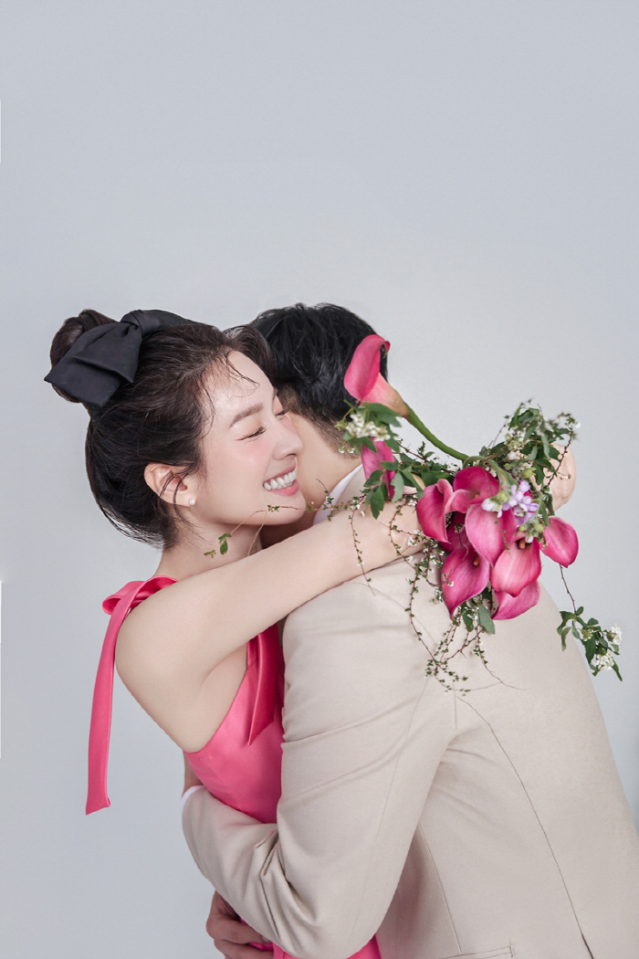 [공식] '뽀뽀뽀' 뽀미 언니 하지혜, ♥6세 연하와 웨딩마치…사회 김태…