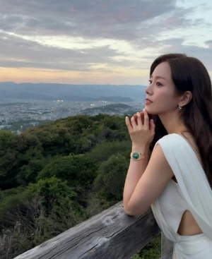 [SCin스타] 순백 드레스 속 빛나는 여신 미모…한지민, 고혹美 제대로