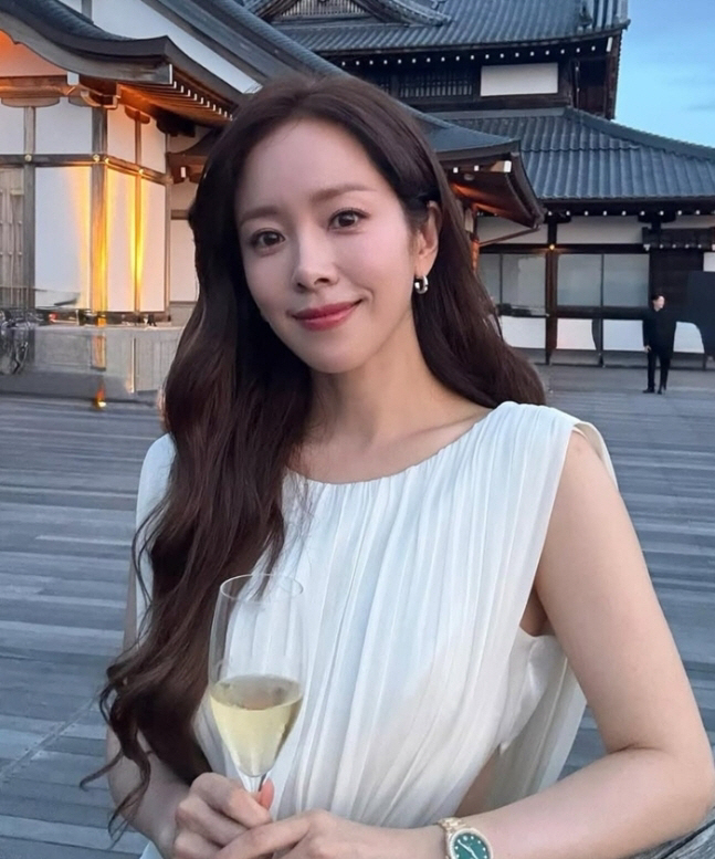 [SCin스타] 순백 드레스 속 빛나는 여신 미모…한지민, 고혹美 제대로