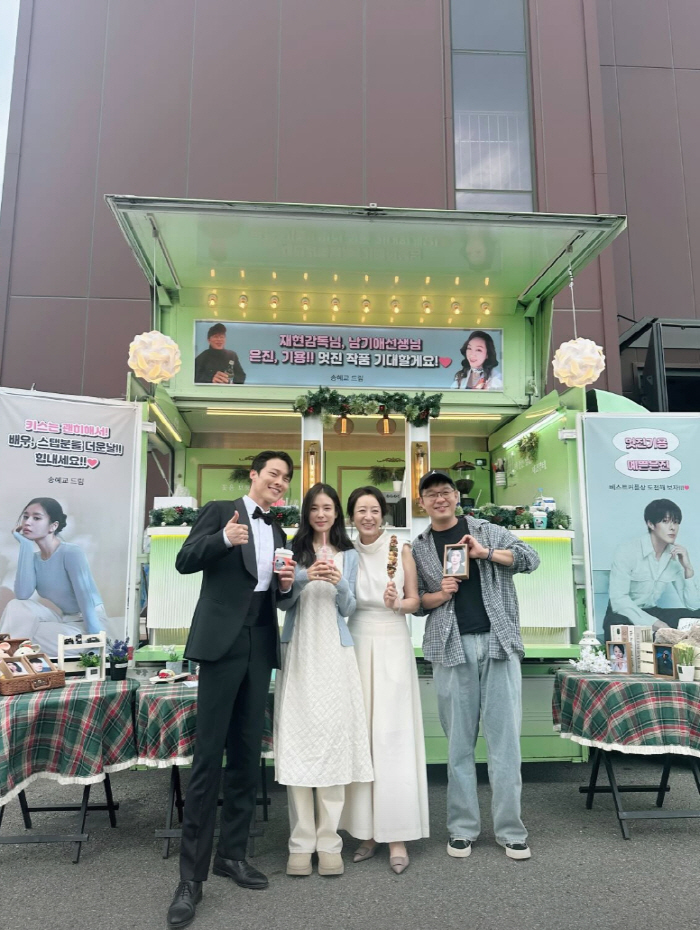 송혜교, 이러니 선후배 예쁨 받지..'키스는 괜히 해서' 남기애→안은진 깜짝 서포트