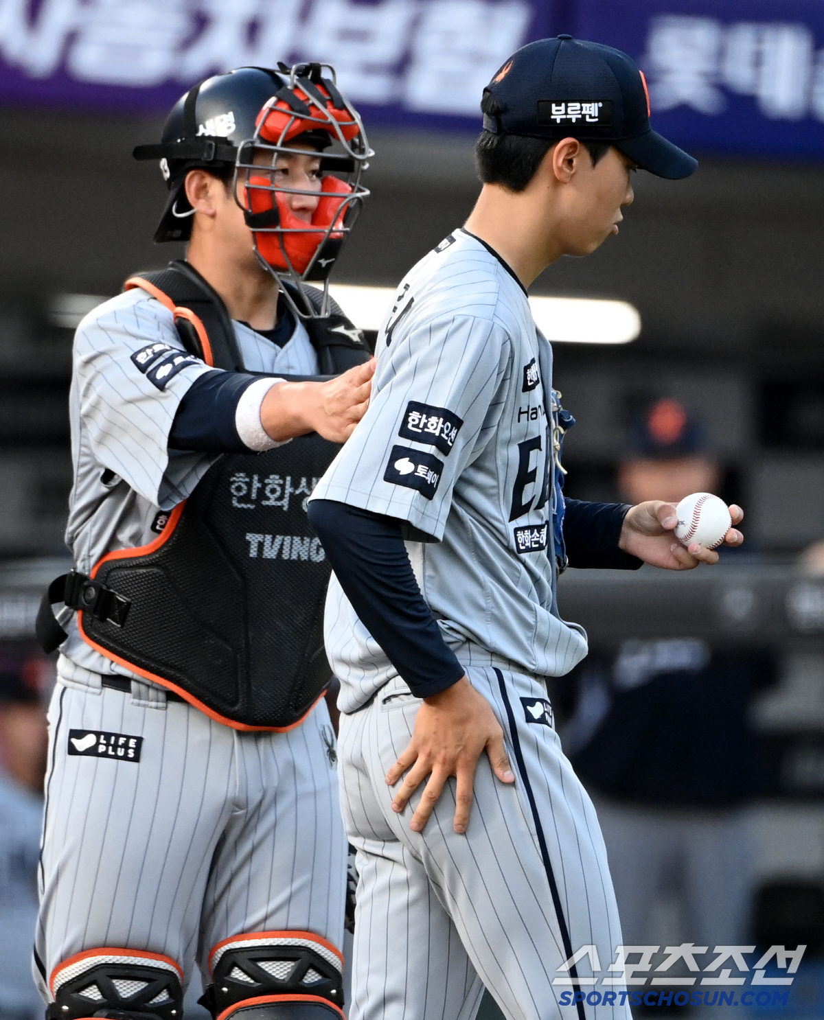 [포토] 황준서 다독이는 최재훈, 막으면 돼!