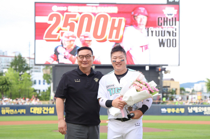KIA 최형우, 2500안타 시상식…오선우·정해영 구단 5월 MVP 선정
