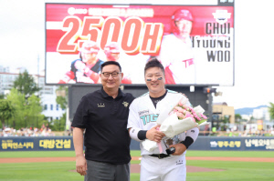 KIA 최형우, 2500안타 시상식…오선우·정해영 구단 5월 MVP 선정