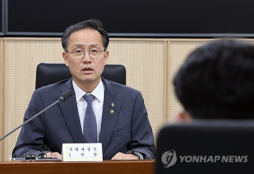 기재장관 대행 "현재 3차추경 계획 없어…부동산 세제개편 신중"