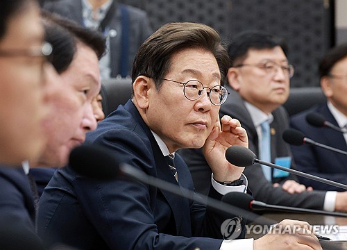 李대통령, AI간담회…"대한민국 깔딱고개, 코스피 3000넘어 새성장"