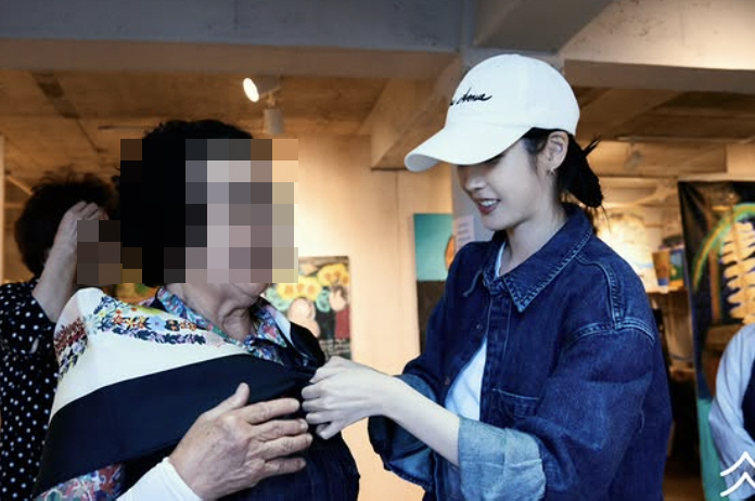 아이유, 약속 지켰다…'폭싹' 제주 할망에 직접 명품 선물[SC이슈]