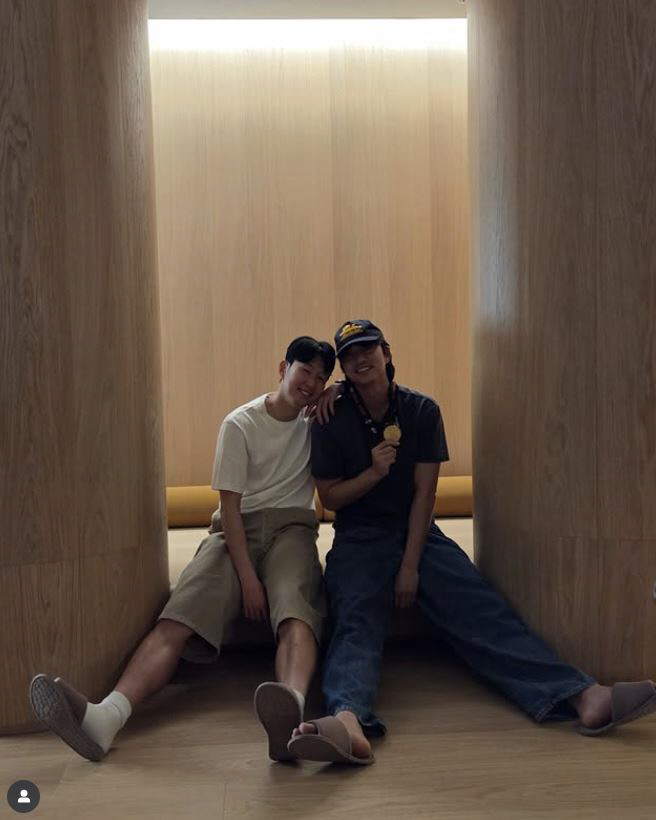 "유로파 메달 목에 건 공유" 손흥민과 '꽁형♥'의 美친 브로맨스,훈훈한…