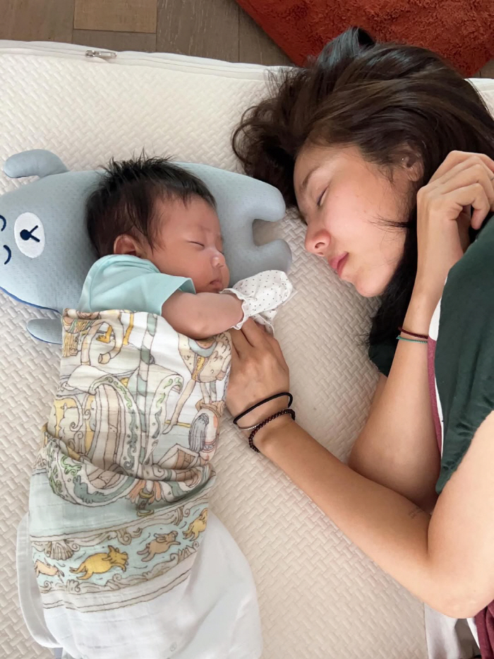 '이규혁♥' 손담비, 딸 2개월인데 영재 소리 듣겠네...벌써 쏟아지는 …