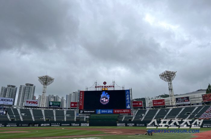 'KBO 신기록' 꿈꾸는 롯데, 날씨가 안 도와주네…프로야구 4개구장 우천 취소 → 빗방울 흩날리는 사직 
