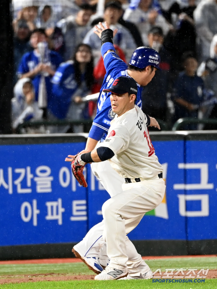 [포토] 수비하던 김민성과 귀루하던 박병호의 접촉